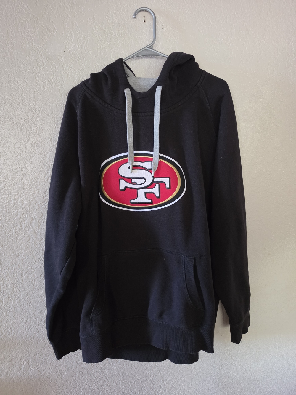 This black San Francisco 49ers Black Pullover Hoodie - Team Logo Sweatshirt